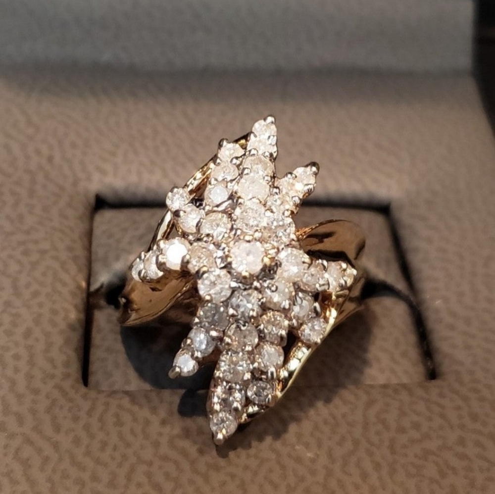 Stunning 3 Ctt big cocktail natural diamonds ring 10k